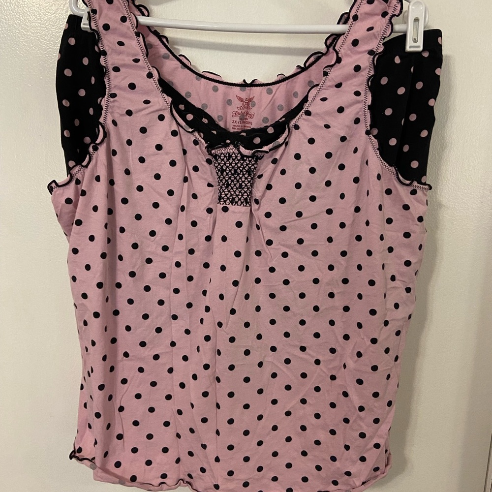 🌹- Woman’s pink and black pajama short set.